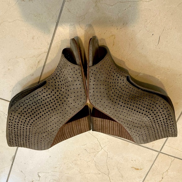 Vince Camuto open toe bootie size 7.5 - Picture 4 of 8